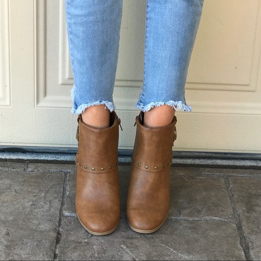 Eye Catching Cuffed Studs Block Heel Ankle Boots - Picture 4 of 4